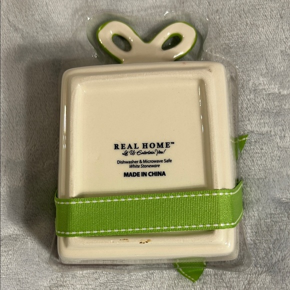 Real Home “Let Us Entertain You!” Gift Set NWOT - Picture 5 of 6